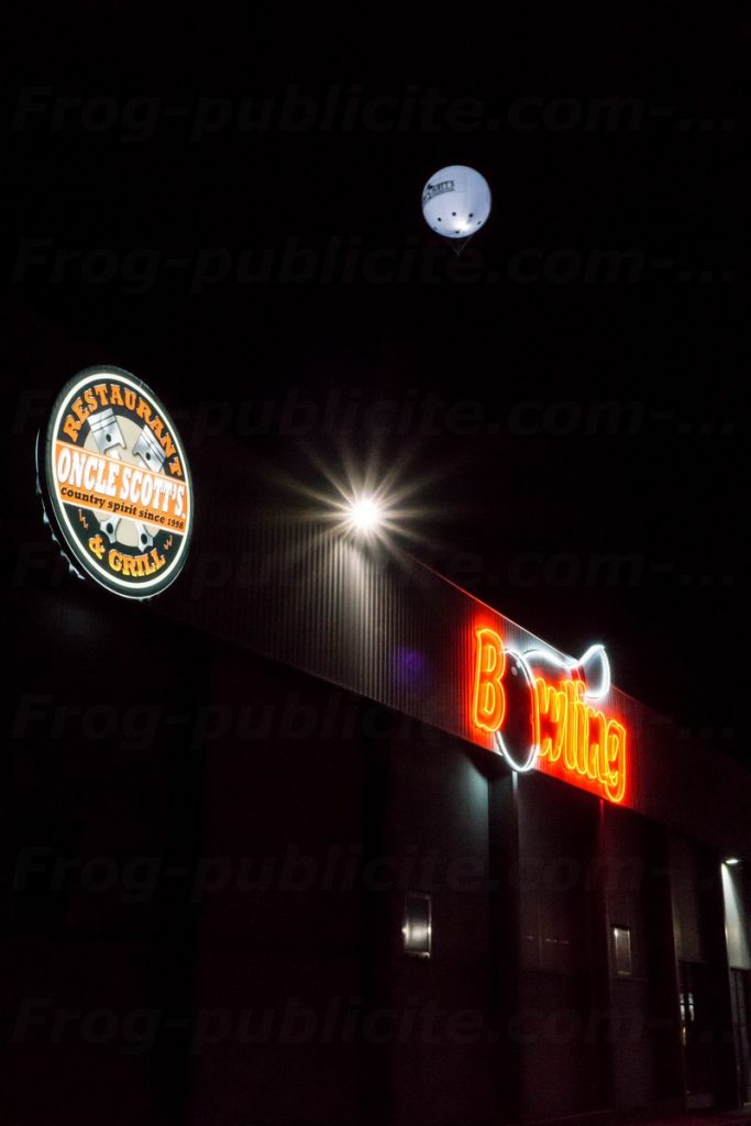 ballon pub personnalisé dans le ciel au dessus d'un restaurant oncle scott's