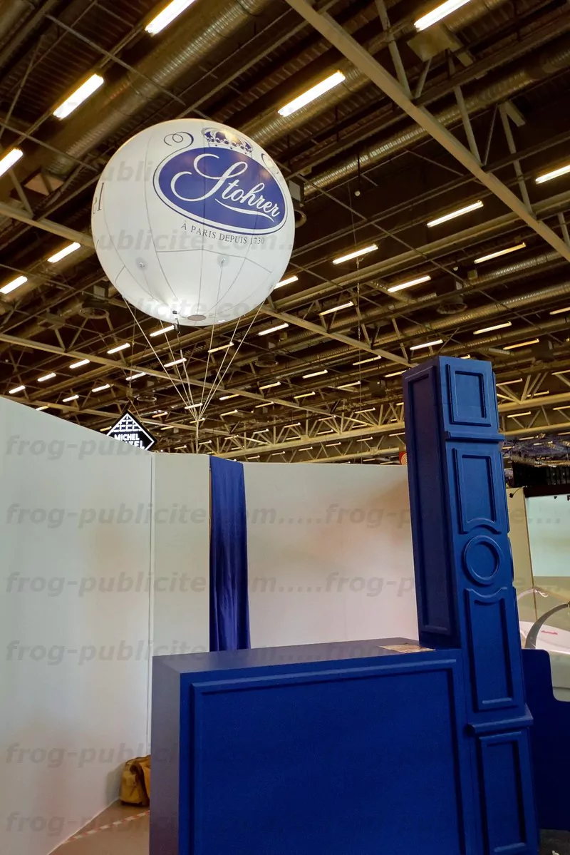 ballon lumineux gonflé à l'hélium pour un stand sur le salon du chocolat 2017 à Paris