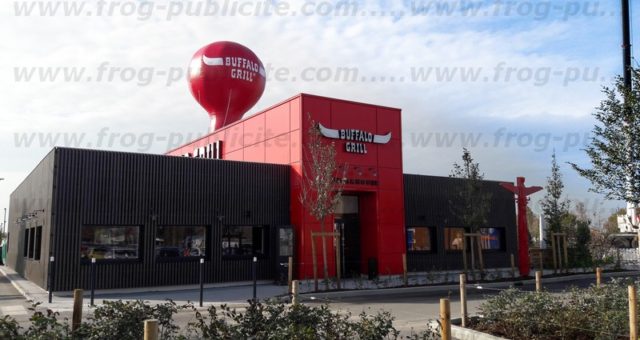 Une montgolfière gonflable sur le toit d’un restaurant