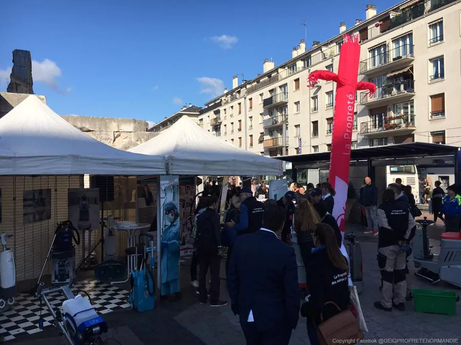 air dancer gonflable pour la journée nationale des métiers de la propreté