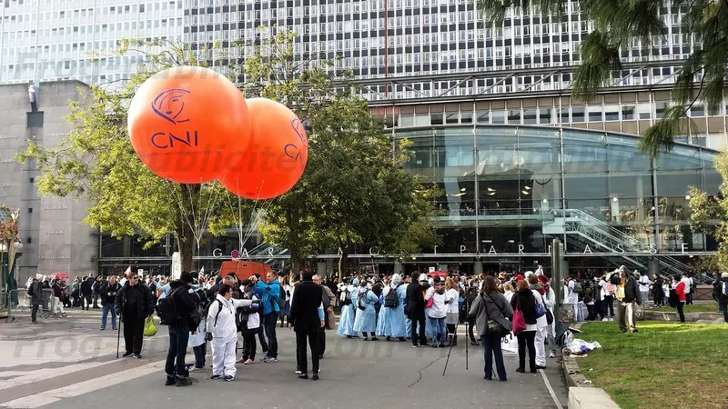 2 ballons à l'hélium orange CNI à l'occasion de la manifestation des infirmiers à Paris le 8 novembre 2016