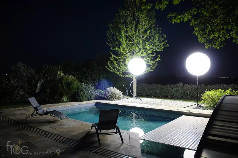 Ballon pub sur pied pour éclairage d'un jardin avec piscine la nuit