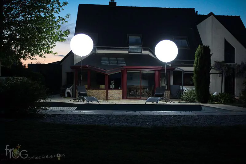 ballon eclairant led installé à l'extérieur en terrasse d'un restaurant en Corse