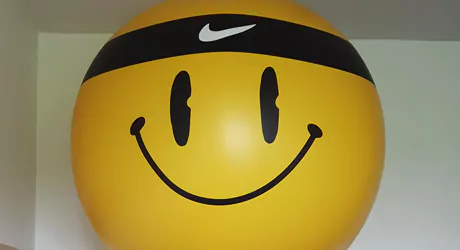 ballon nike jaune sur trépied