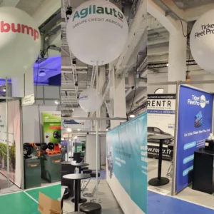 ballon sans hélium monté sur un salon