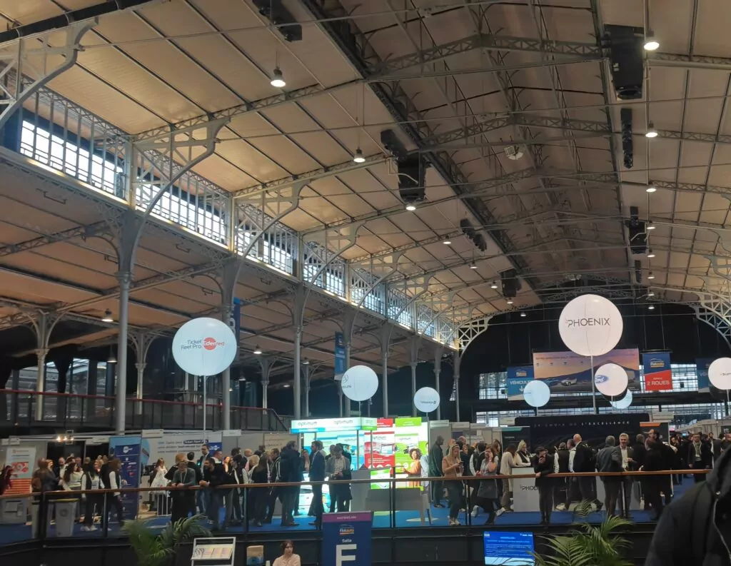 vue sur salon avec des ballon géant éclairant